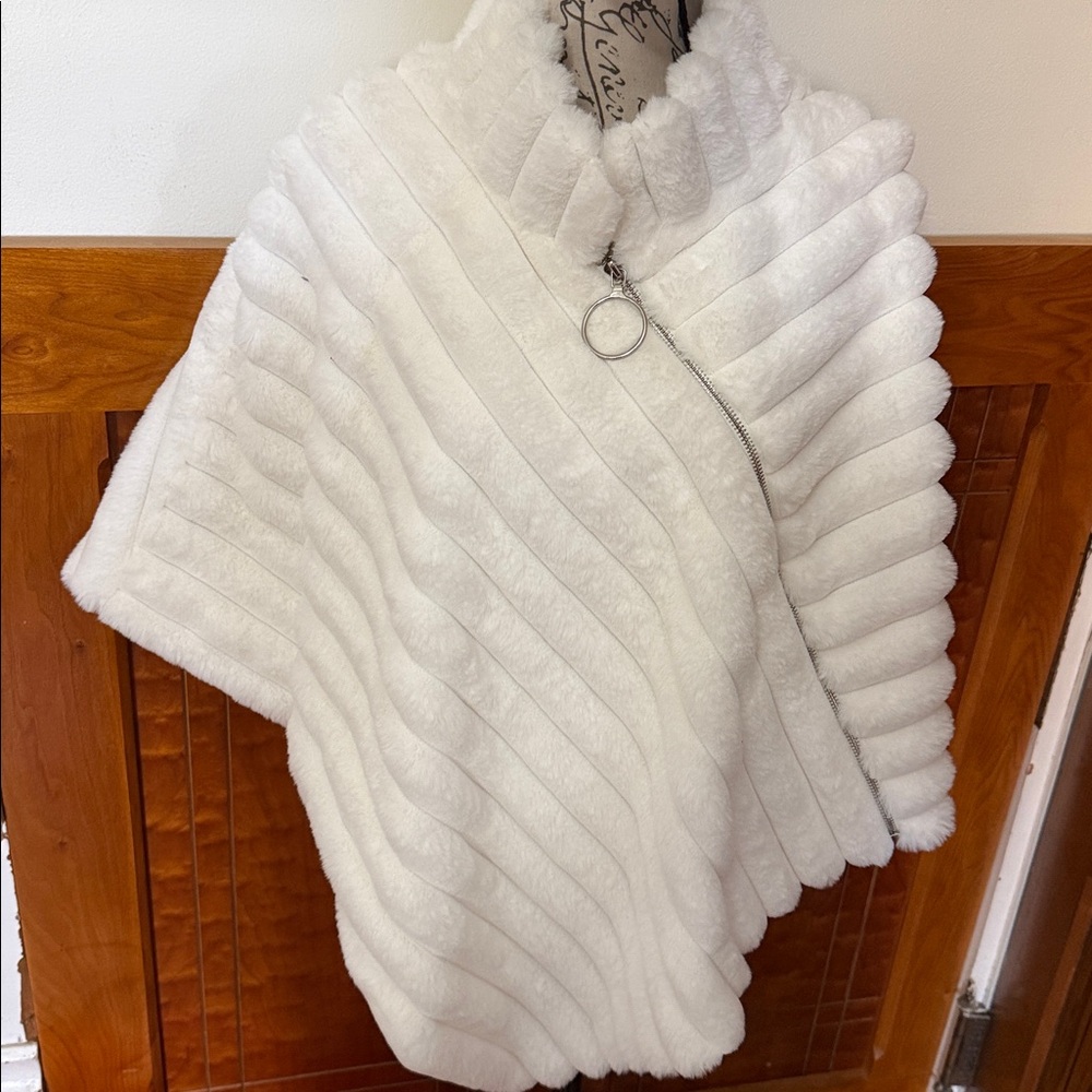 La Fiorentina Cream Faux Fur Ribbed Cape NWOT - Picture 5 of 5